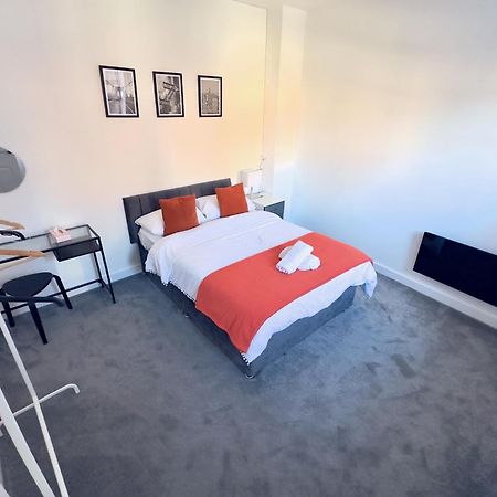 Modern House In Birmingham Villa Екстериор снимка