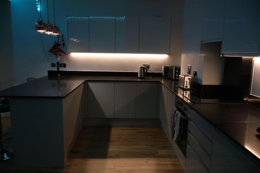 Modern House In Birmingham Villa Екстериор снимка